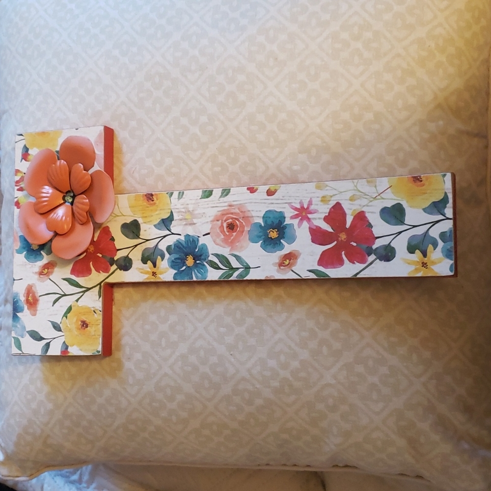 Letter T floral block